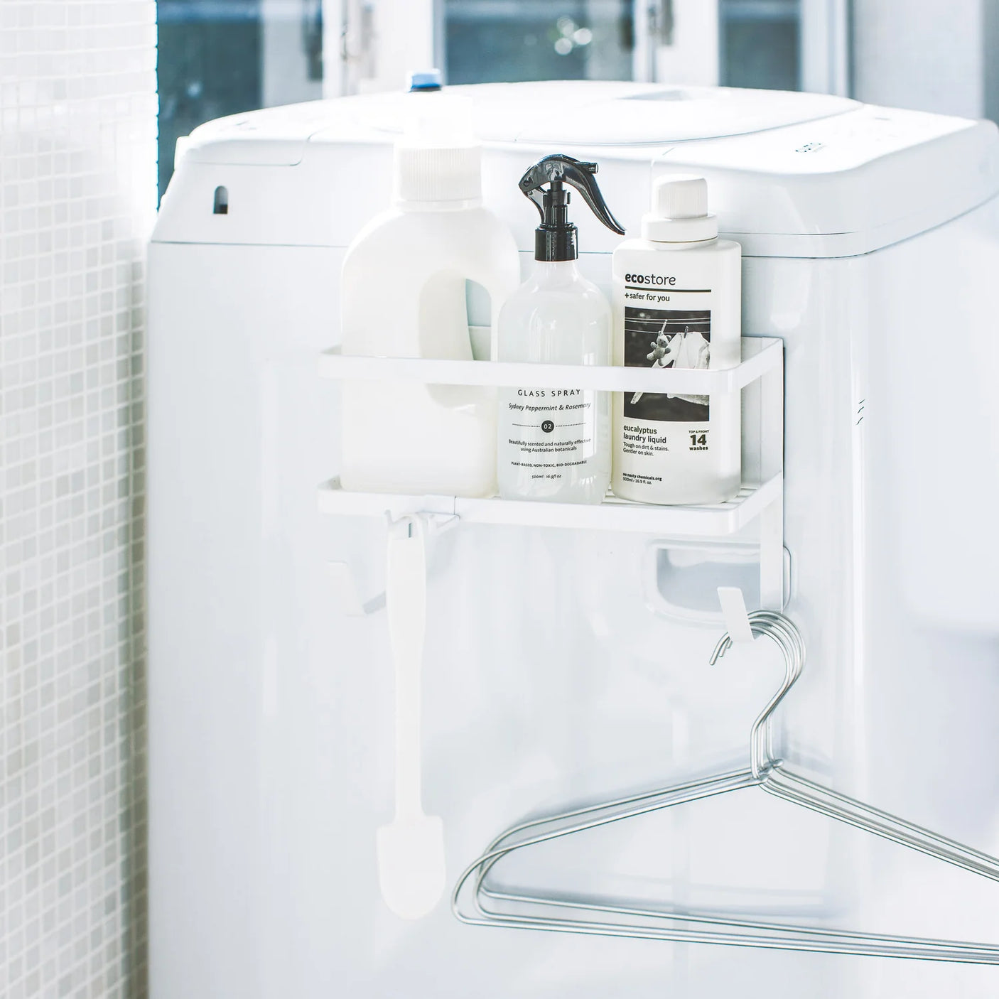 Hvit hylle til vaskemaskin med magnetfeste og oppbevaring
