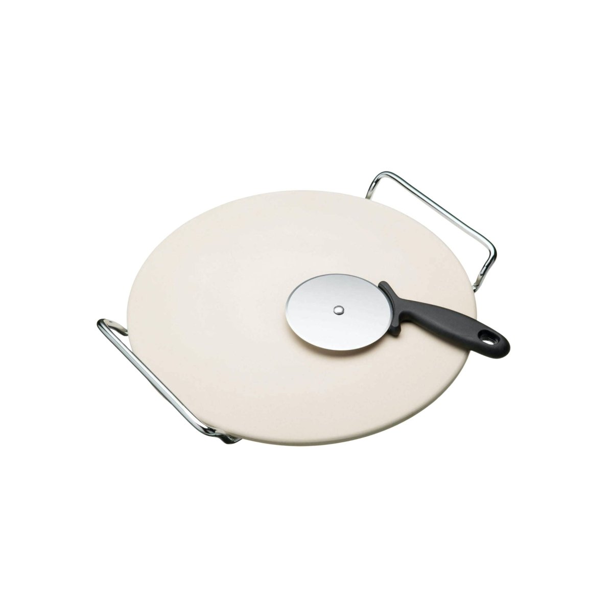Pizzastein med ferdigstegt pizza serveret på bordet