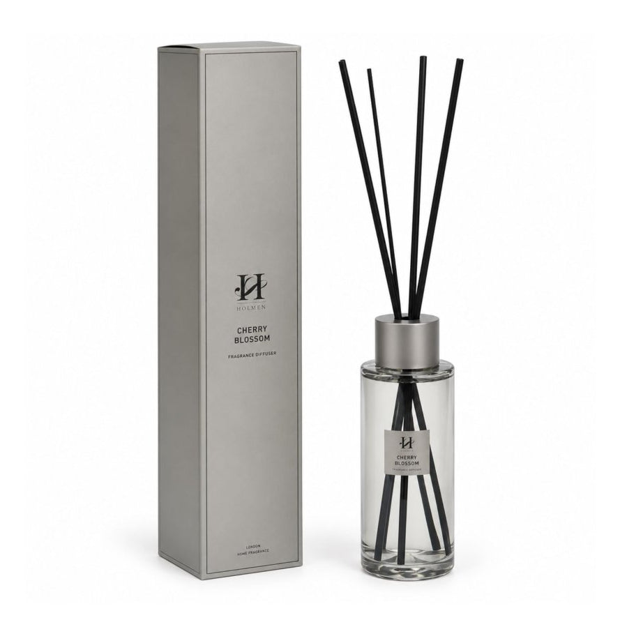 Chantelle duftpinner Cherry Blossom 1200 ml i klar glassflaske med sorte duftpinner og lys gaveeske.