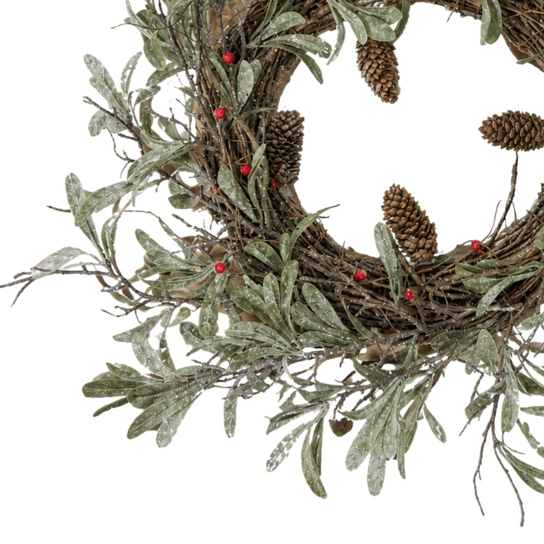 Krans med gröna blad, röda bär 45 cm - Lindas Dekor Krans