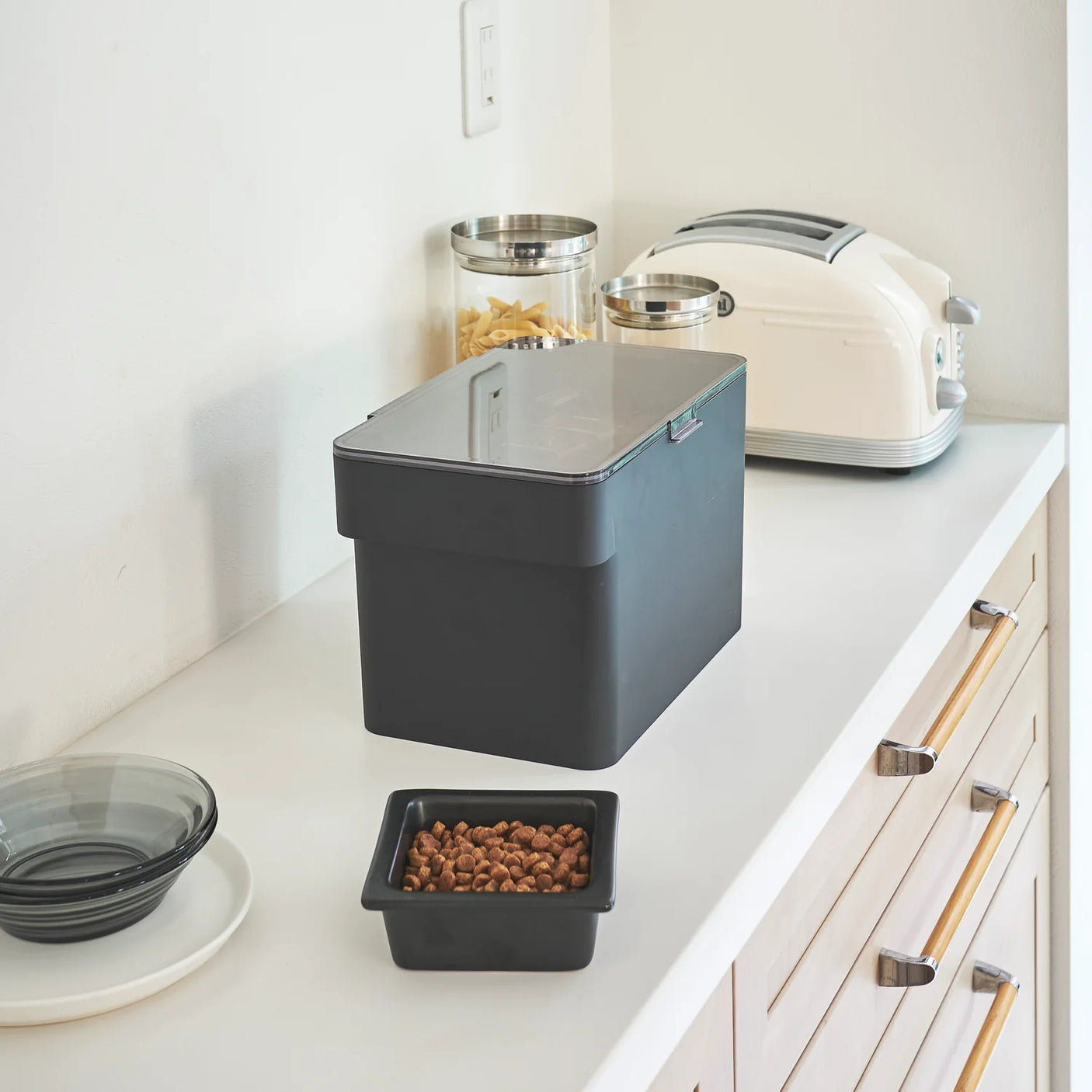 Lufttett beholder for tørrfôr til hund og katt i sort utførelse