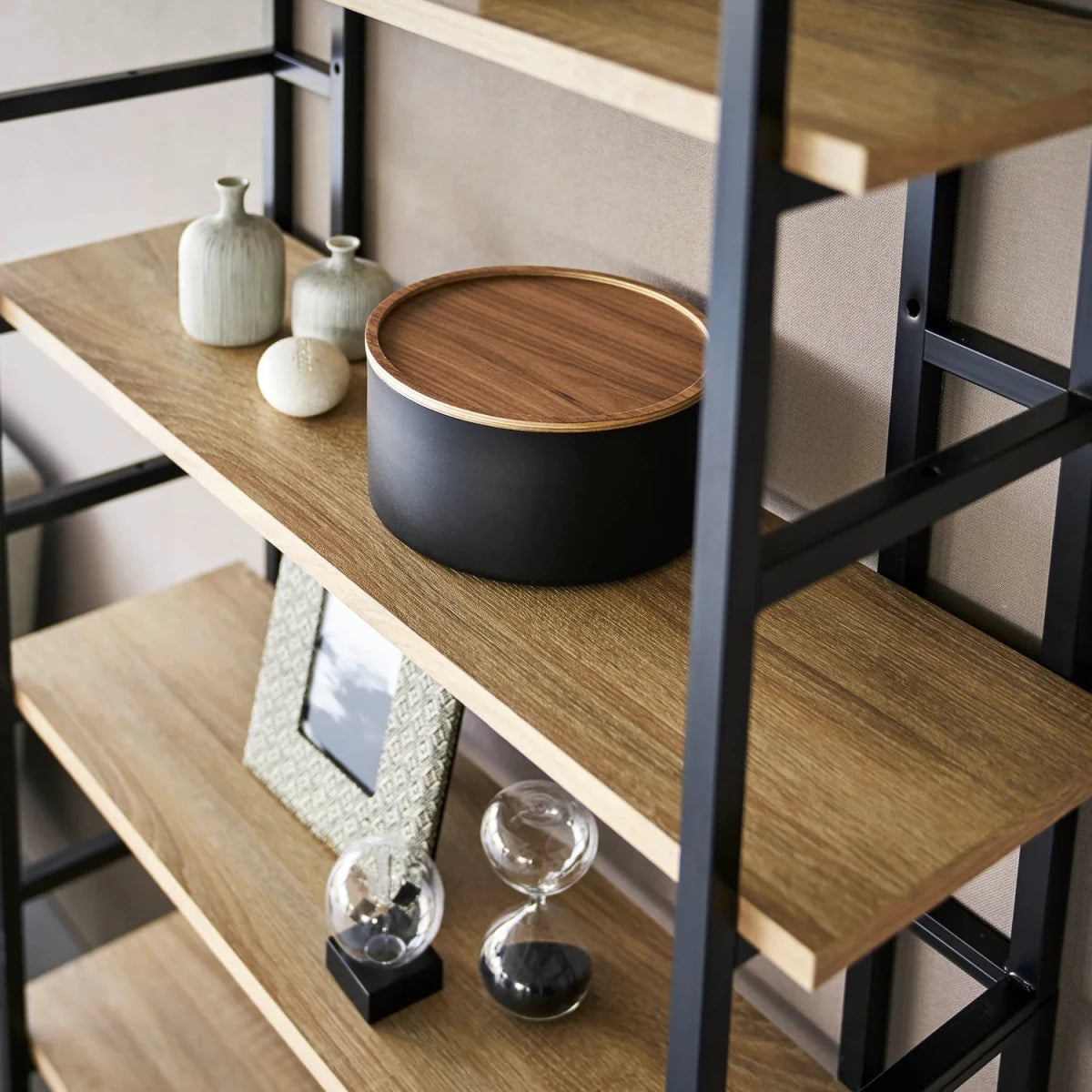 Oppbevaringsboks rund med lokk sort 22 x 11 cm - Lindas Dekor