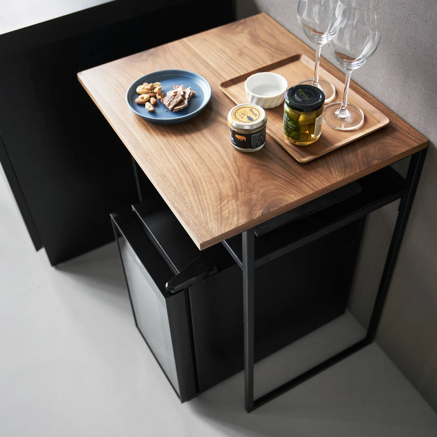 Bord med sort stålramme og trefarget toppplate med ekstra hylle