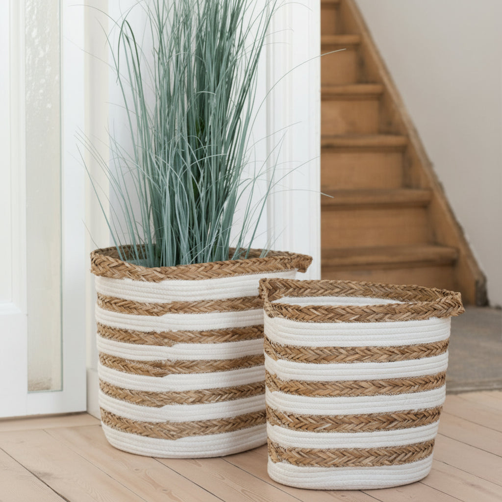 Detaljbilde av stripet oppbevaringskurv i naturlig gress med hvite bomullsstripe