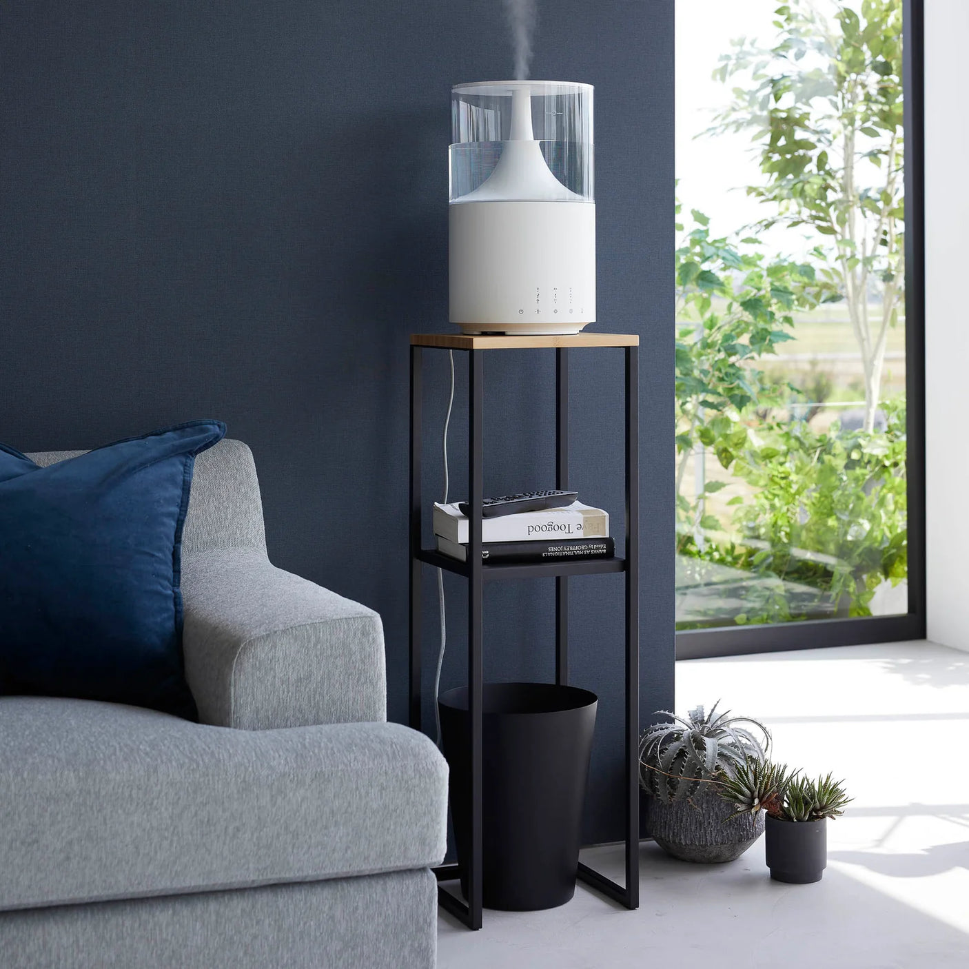 Sort hylle med bambustopp og luftig design til små rom