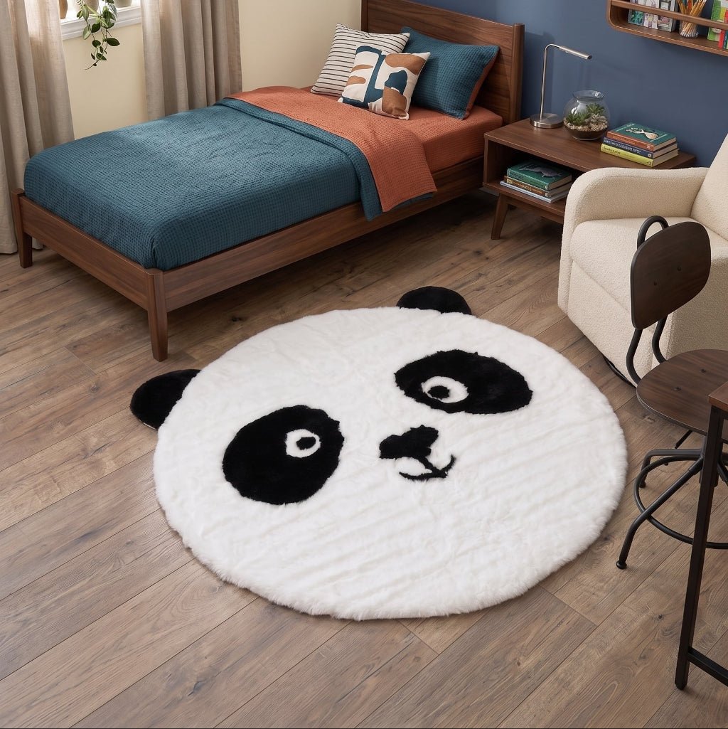Rundt pandateppe med svart og hvitt pandaansikt på tregulv i moderne rom, dekorativt og mykt teppe med 100 cm diameter.