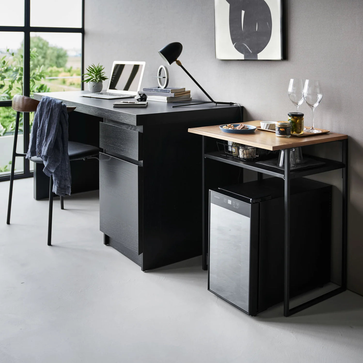 Kompakt sidebord med uttrekkbar hylle og åpen plass under