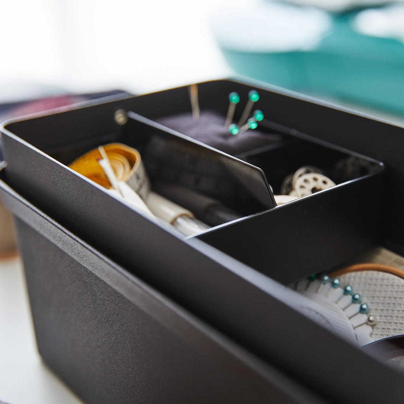 Oppbevaringsboks for syutstyr i svart stÄl med lokk i tre