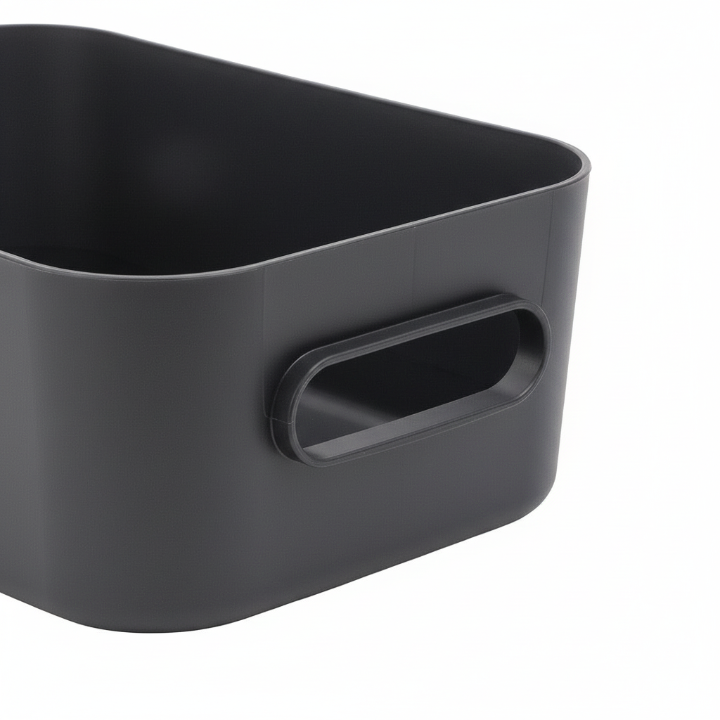 Liten sort oppbevaringsboks med håndtak til skap og skuffer