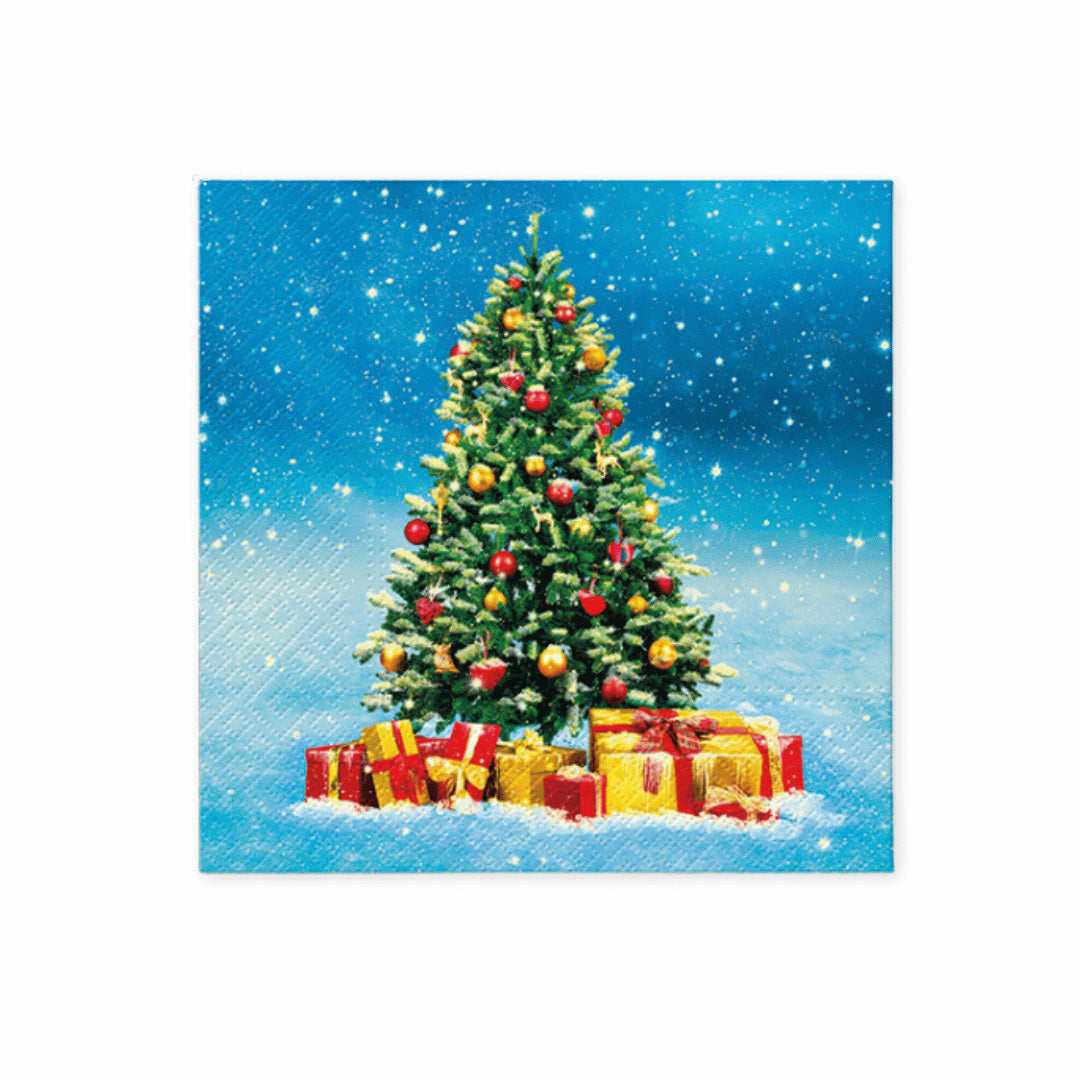 Juleserviett med motiv av pyntet juletre omgitt av gaver mot blå snøhimmel.