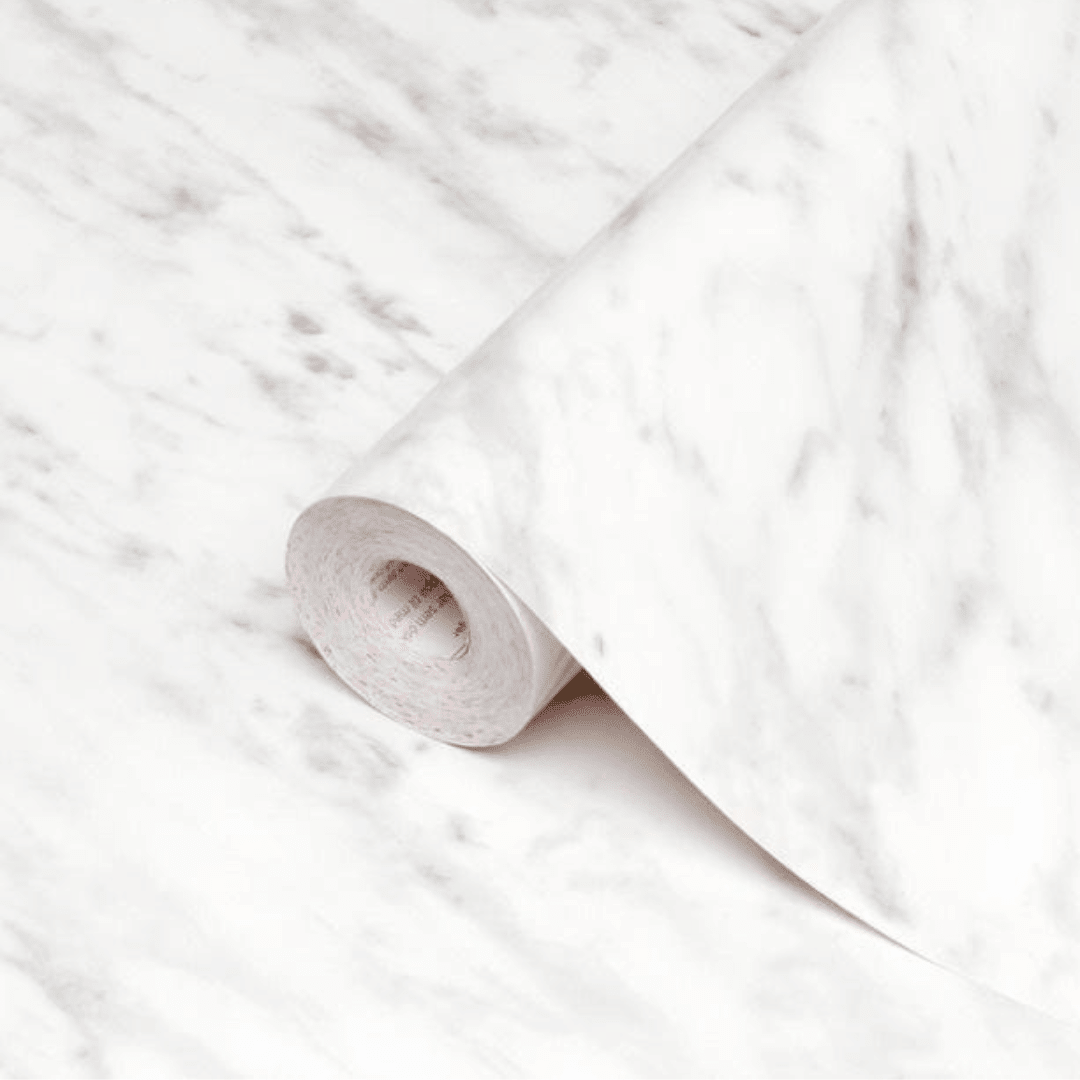 Carrara Marmor kontaktplast imiterer lys marmor med striper av grå i seg. Den gir et luksuriøst preg til fornyelse av kjøkken og baderom.