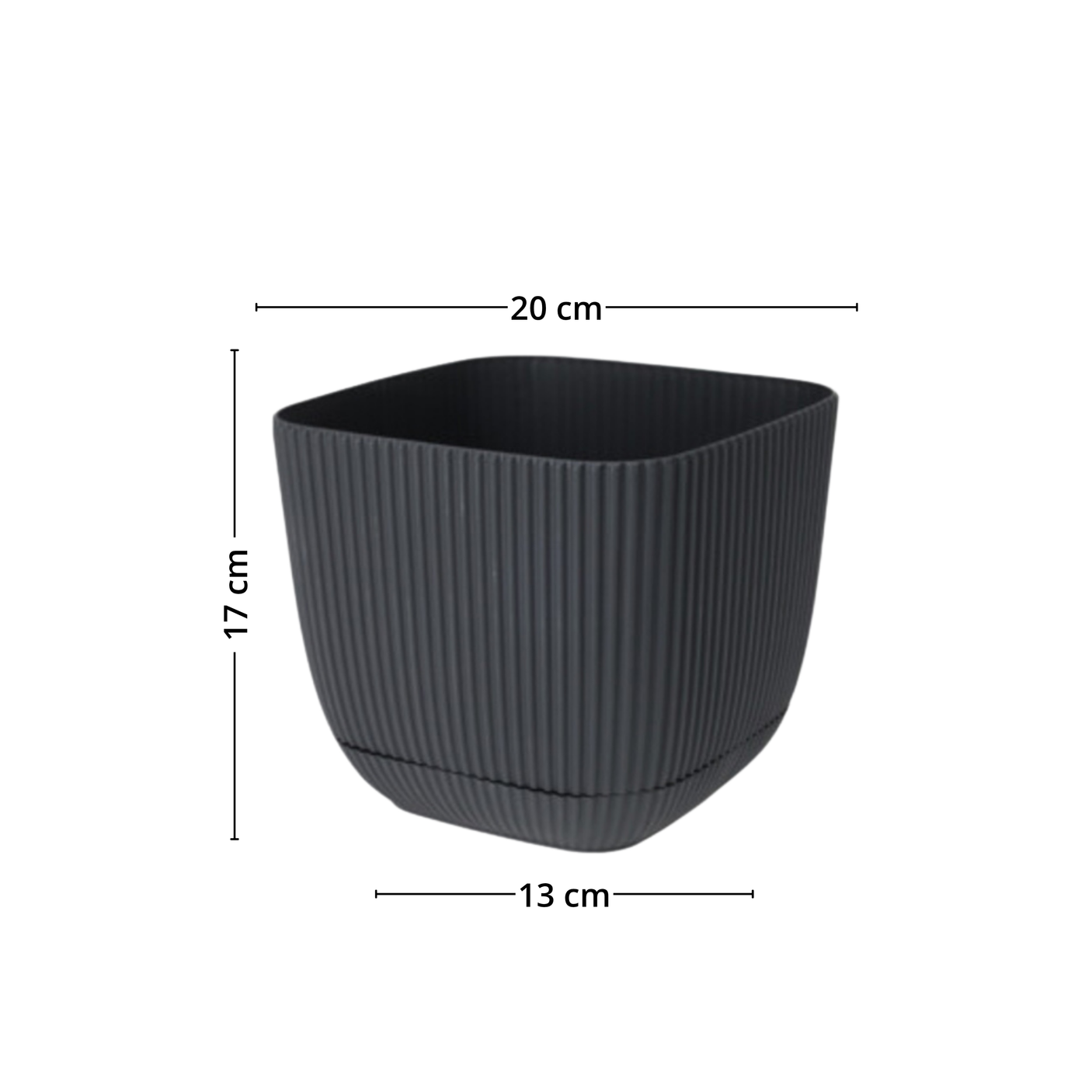 Mørkegrå firkantet plastpotte med rillet overflate. Mål: 20 cm topp, 13 cm bunn, 17 cm høyde.