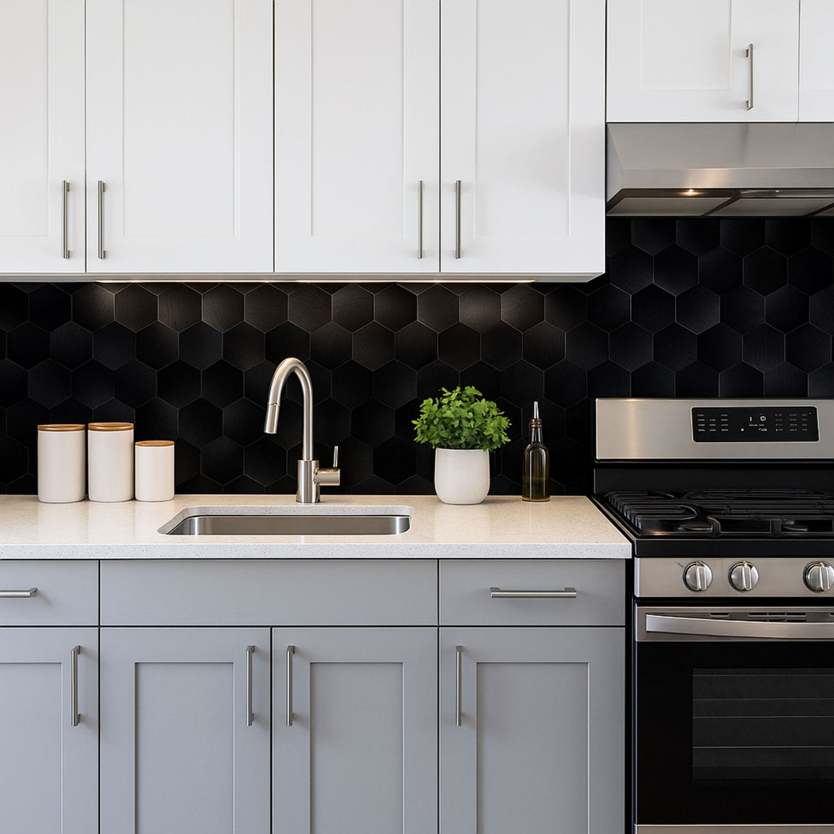 Stilrent kjøkken med svarte selvklebende fliser i bikubemønster, grå underskap, hvite overskap og benkeplate i lys steinlook.