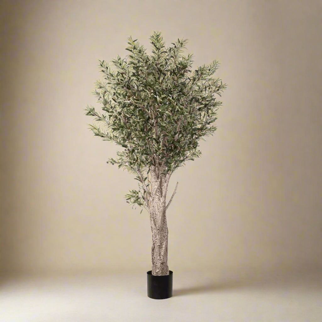 Kunstig grønt tre med fyldig bladverk og potte 190 cm