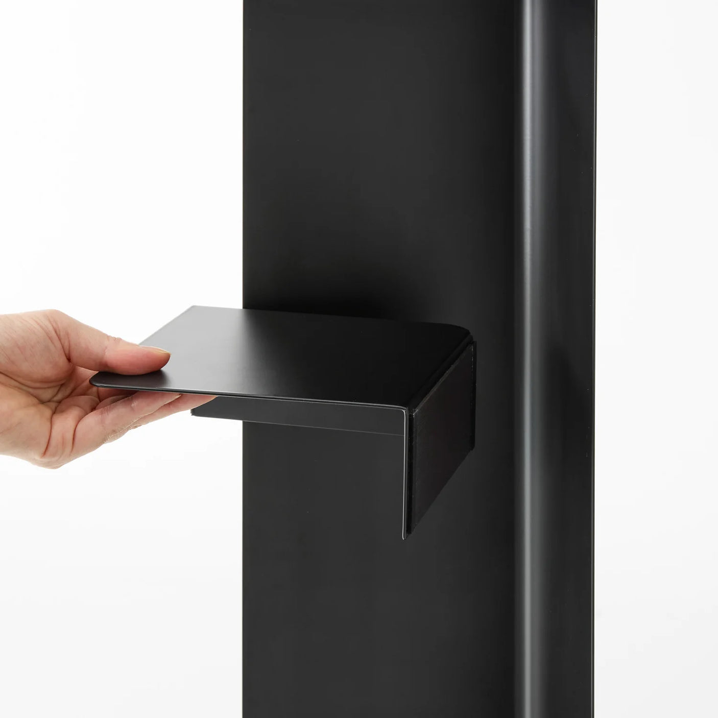 Toalettpapirholder med hjul i svart stål til små bad