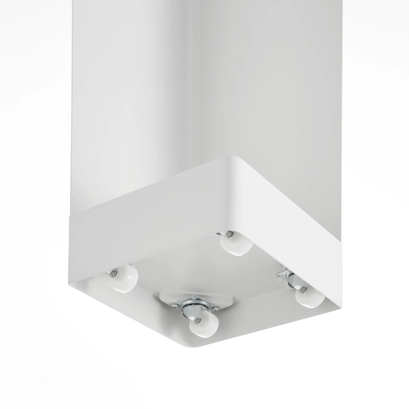 Diskret baderomsorganizer i hvit med hjul og smal form