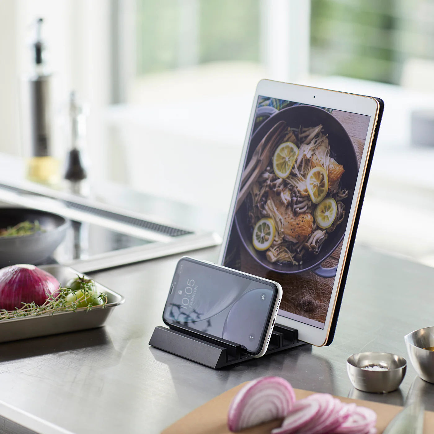 Tablet stativ i svart for ryddig organisering av flere enheter