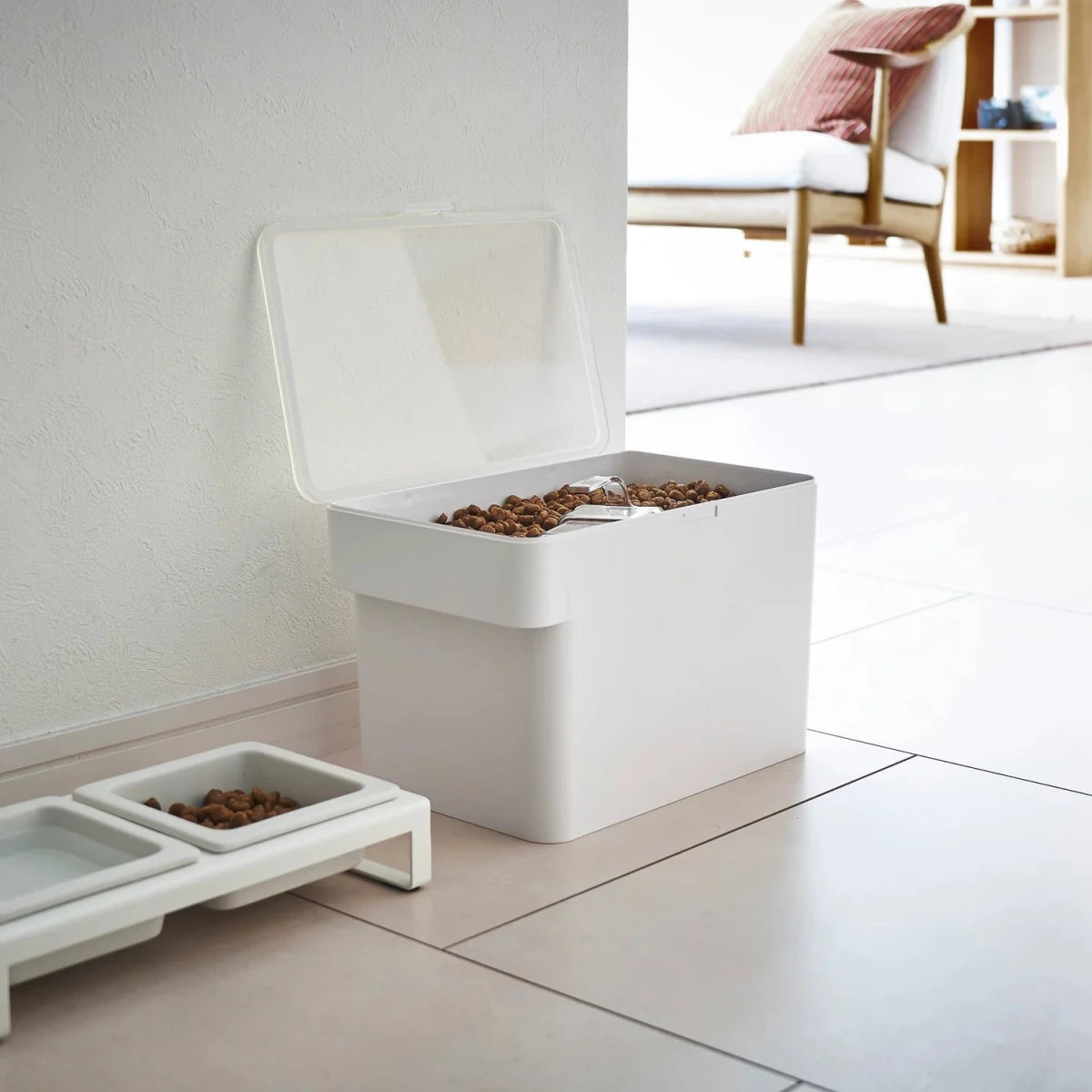 Lufttett oppbevaringsboks for dyrefôr 3,5 kg hvit - Lindas Dekor