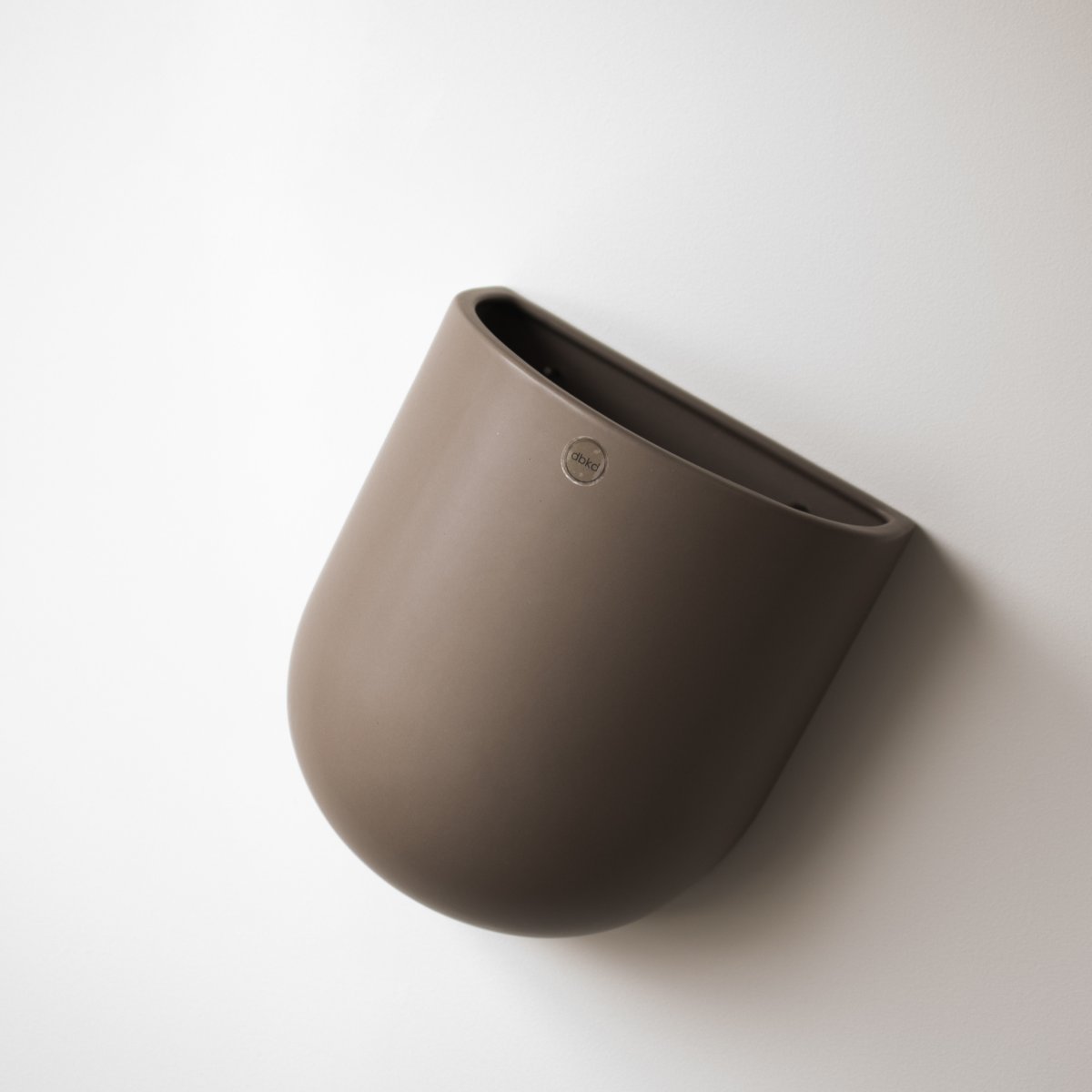 DBKD Cut veggpotte XL dust grå-beige - skandinavisk design veggpotte