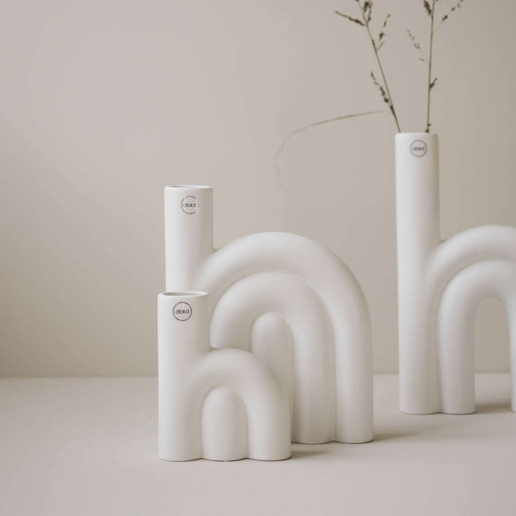 Skulpturell vase i hvit keramikk fra DBKD, nordisk minimalistisk stil.