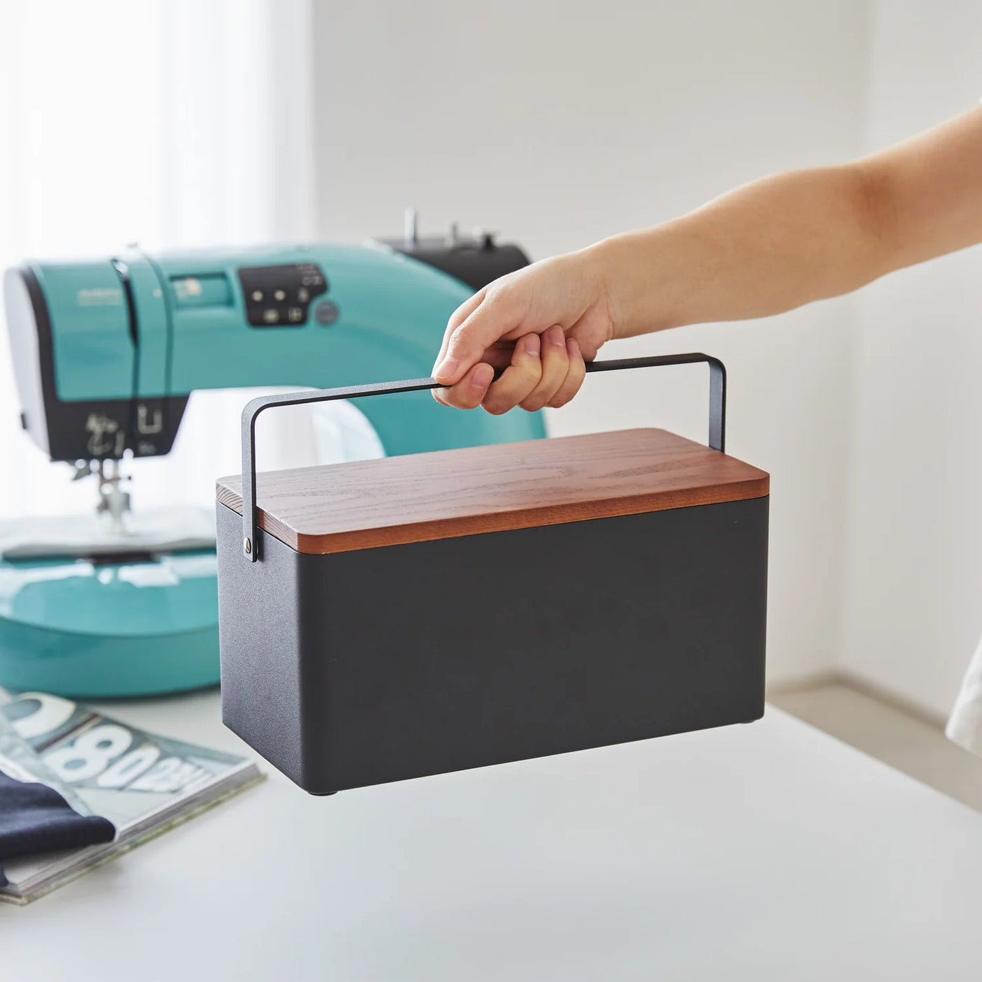 Praktisk syboks i metall med naturlig trelokk og rom for smÄting