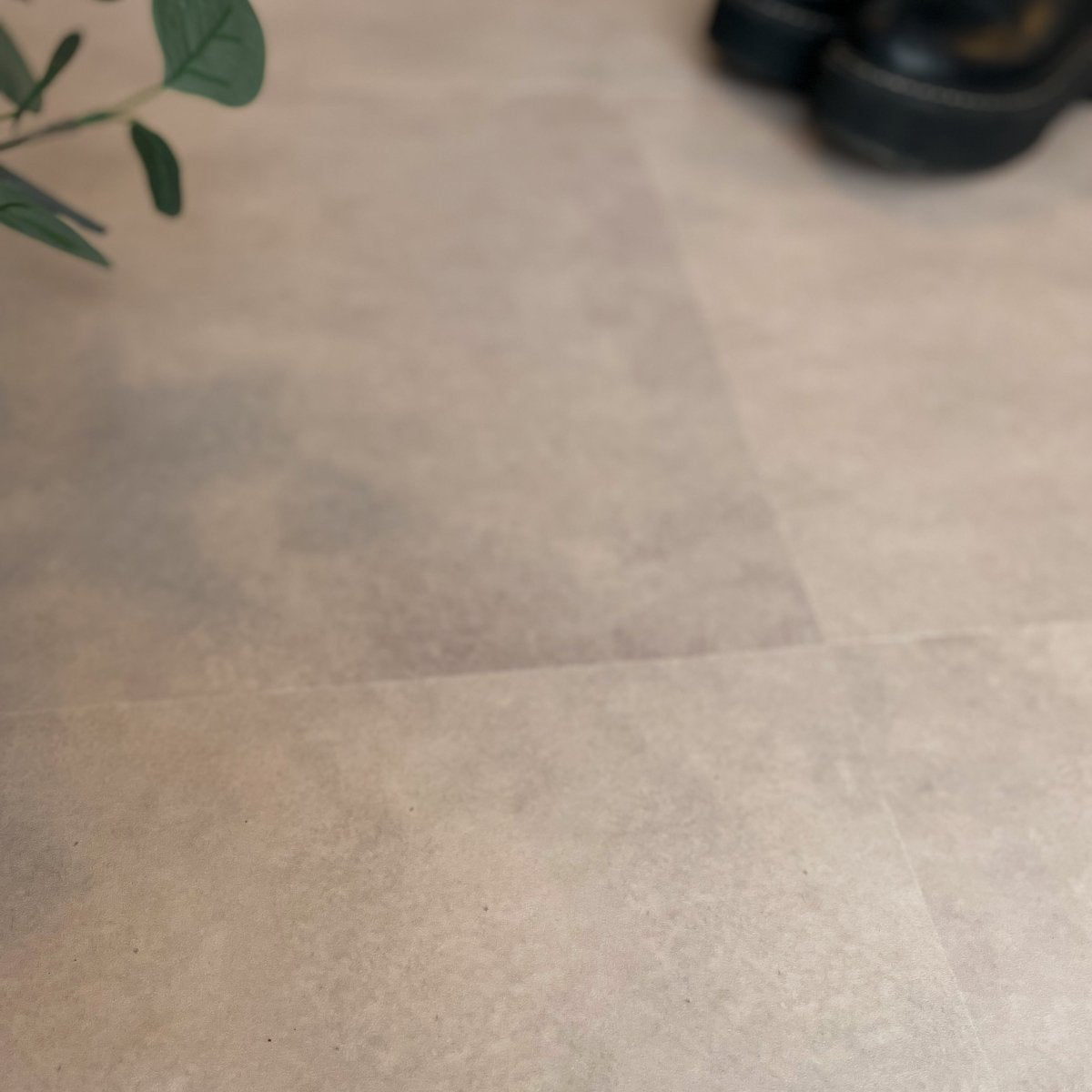 Vareprøve: Beige betong selvklebende fliser - Lindas Dekor