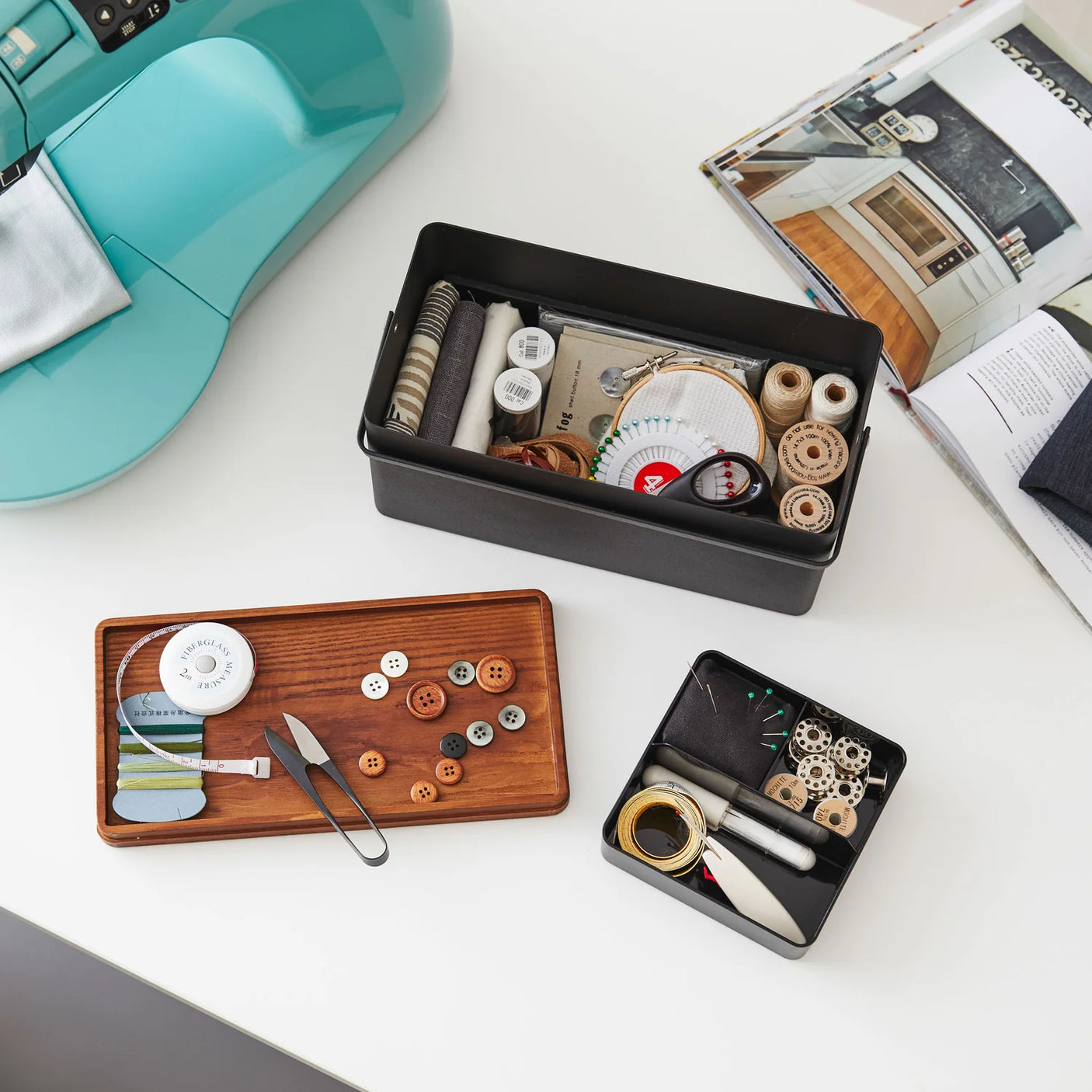 Oppbevaring til sytilbehĂžr i svart boks med innvendig brett