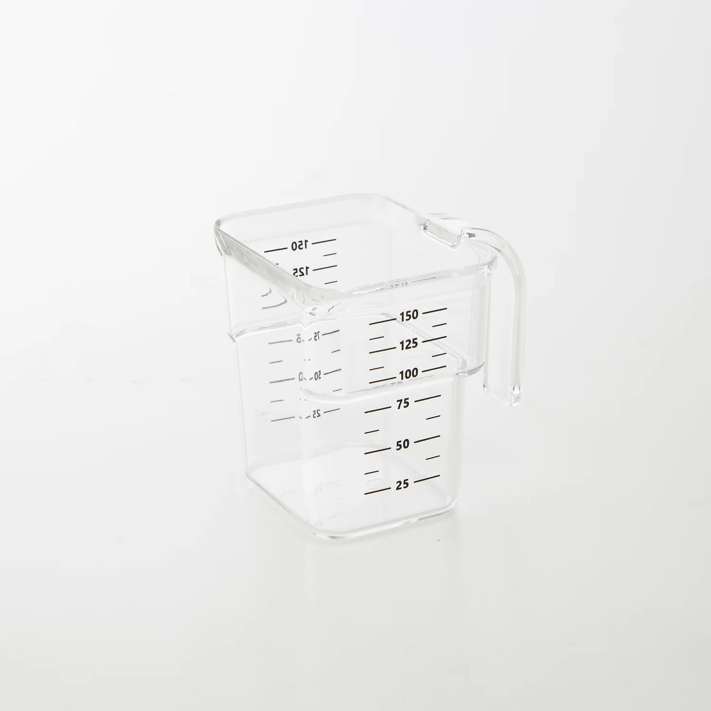 Oppbevaring til dyrefôr i svart boks med målebeger på lokket