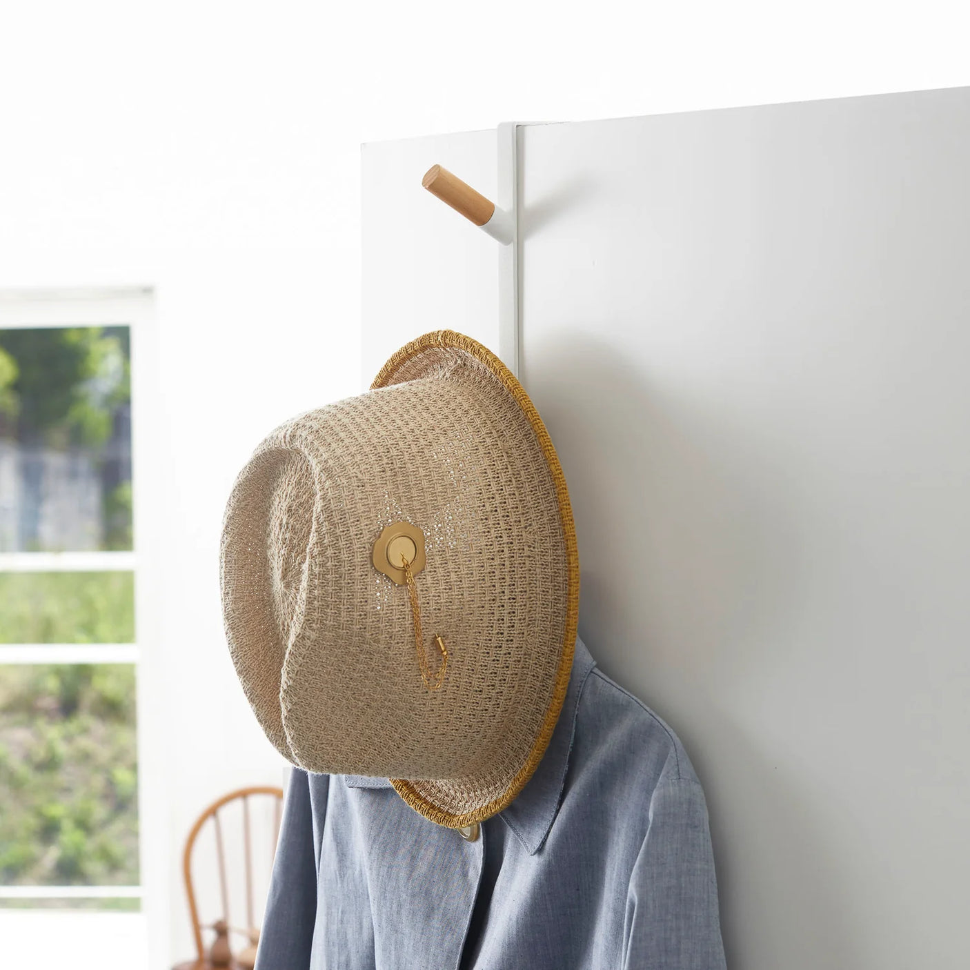 Knaggrekke til dør i matt hvit metall og massivt tre