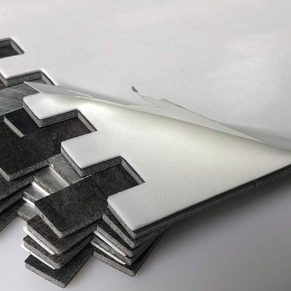 Teksturert overflate på fliser gir realistisk marmoreffekt.