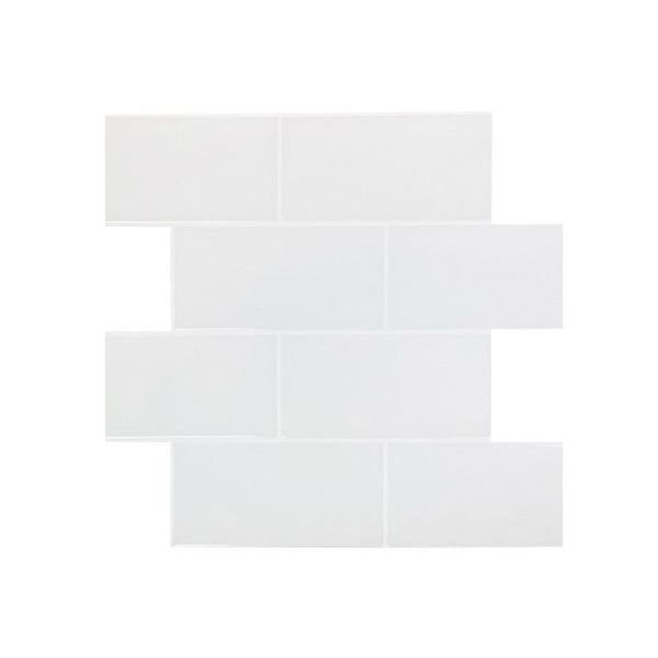 Nærbilde av Subway hvite fliser med hvite fuger – tidløs design.