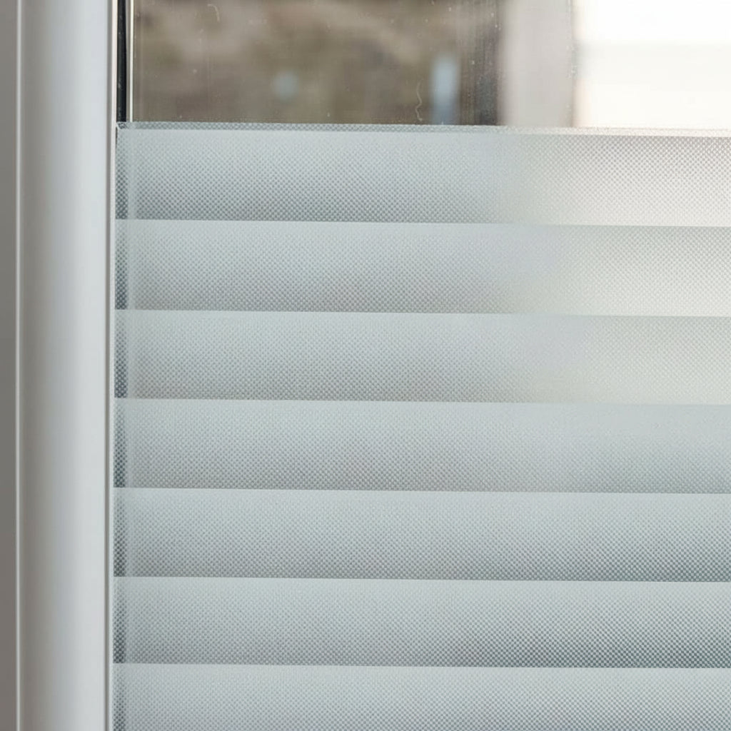 Jalousie vindusfolie med frostet stripemønster, skjermer innsyn og slipper inn lys