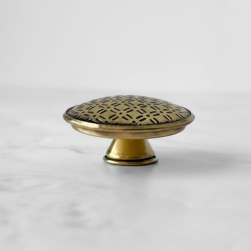 Varm bronsefarget metallknott med dekorativt design fra Lindas Dekor