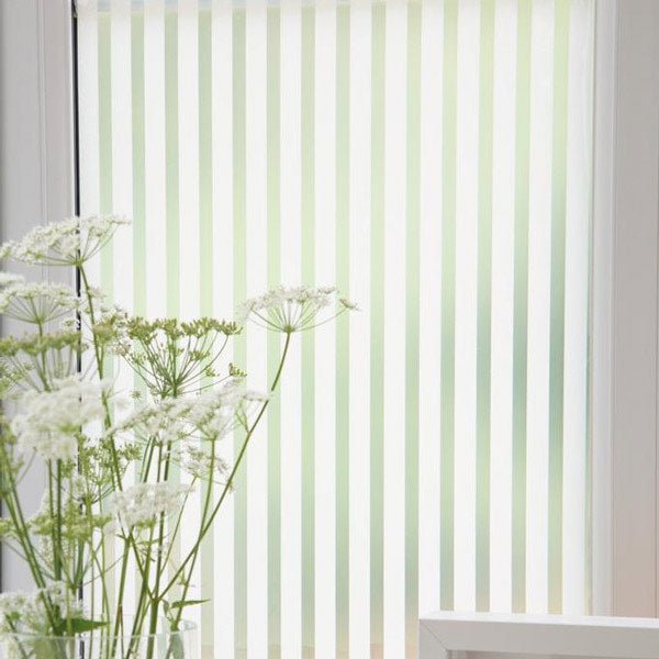 Linia vindusfolie montert på baderomsglass med lysgjennomgang