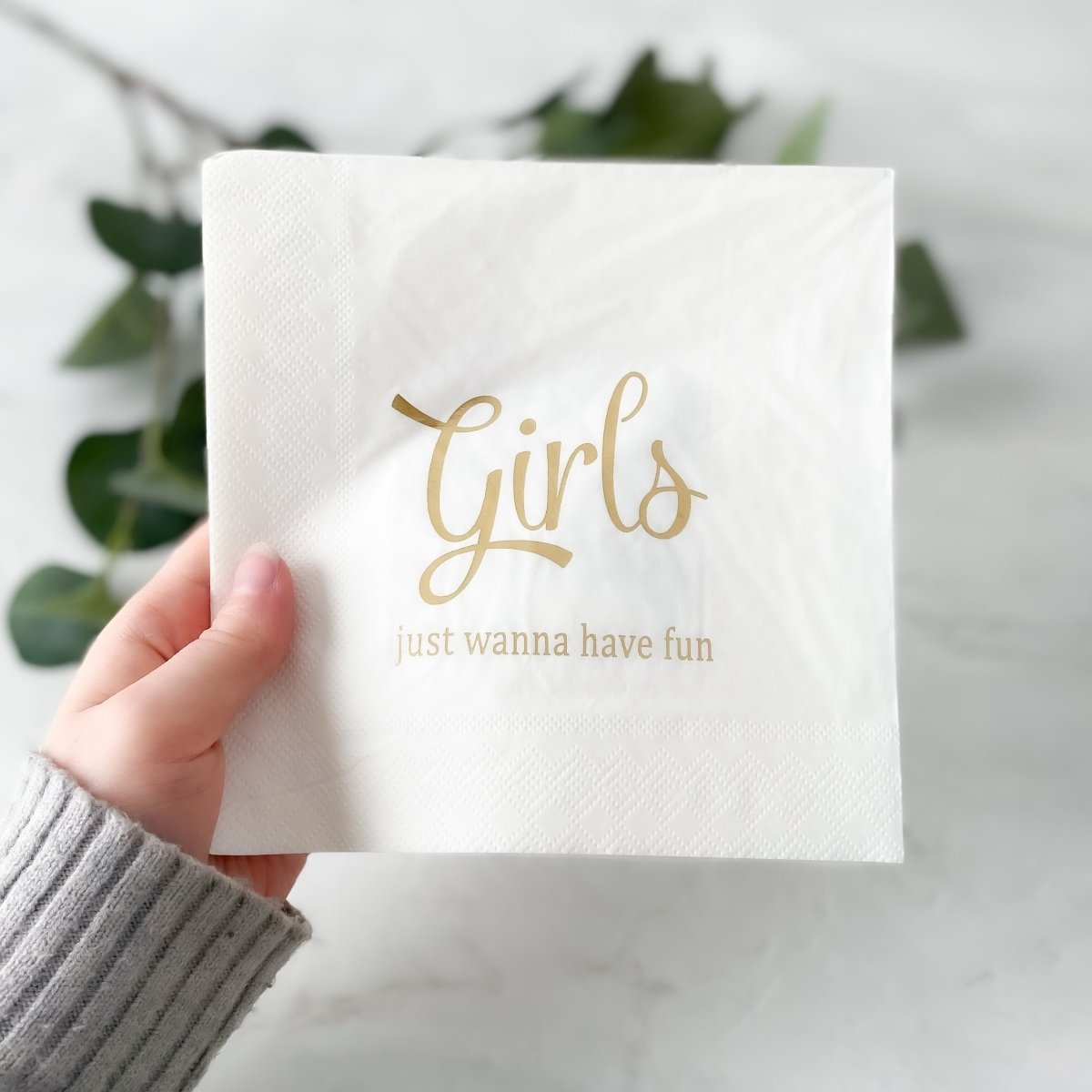 Hvite servietter med gulltekst Girls Just Wanna Have Fun 20 pk