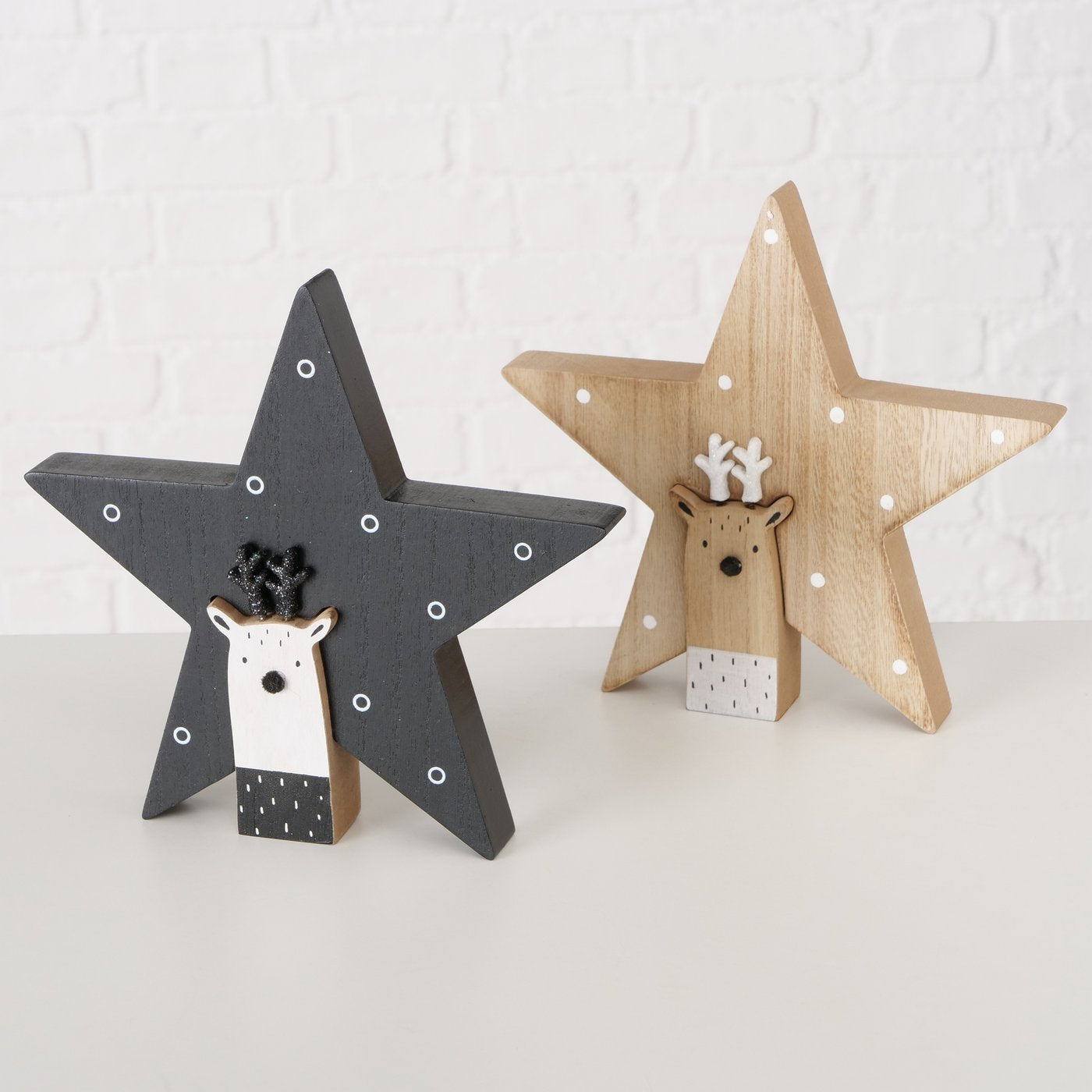 Rudolf stjerne i sort tre sammen med variant i naturtre.