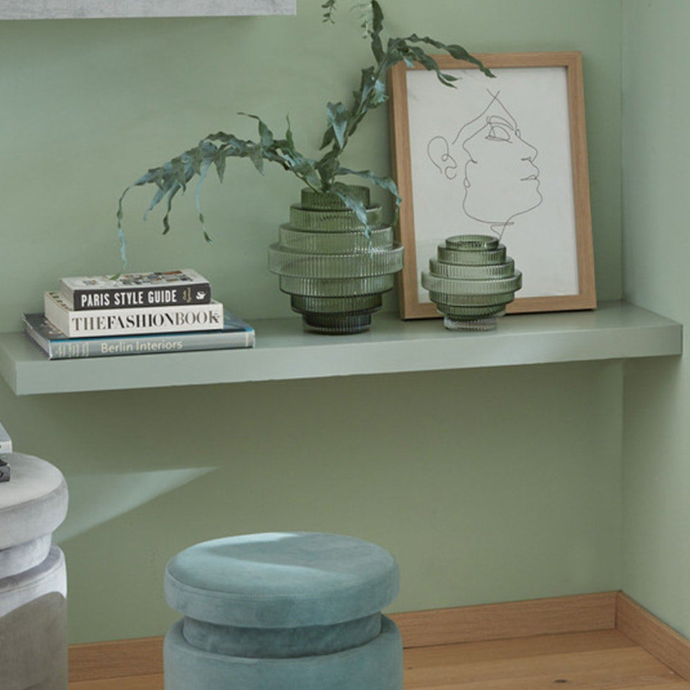 Kontaktplast i grønn trendfarge 2025, perfekt til kommoder, hyller og skap.