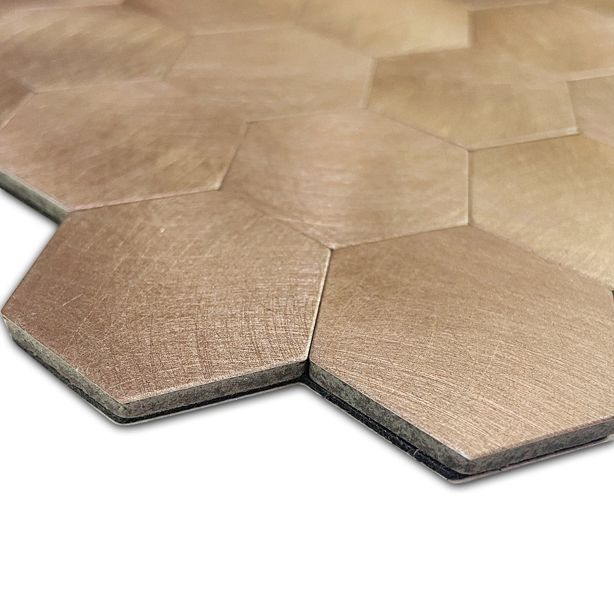 Selvklebbende fliser i kobberfarge gir et unikt og luksuriøst preg uten behov for verktøy.