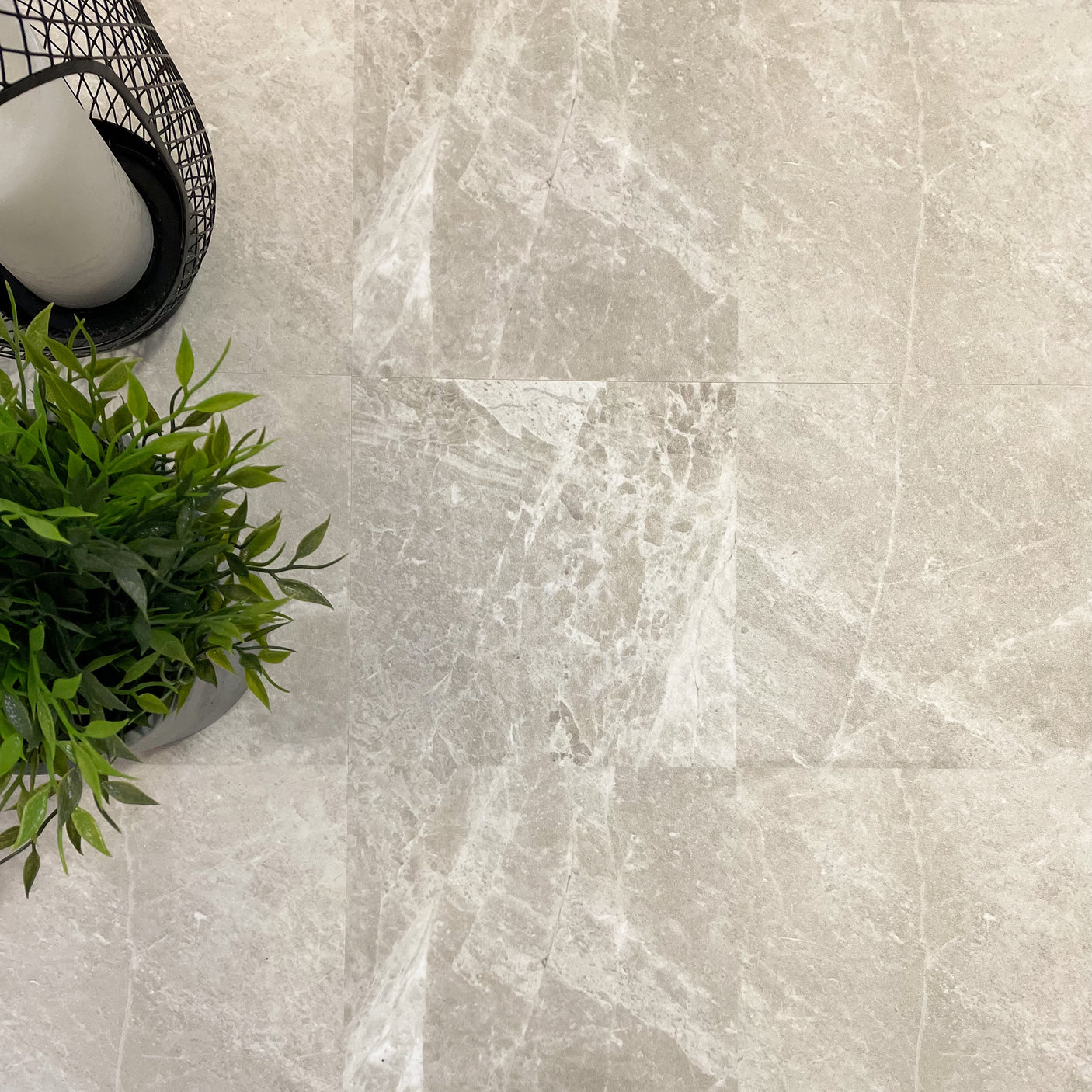 Bad med kalkstein-lignende selvklebende fliser for tidløs stil.