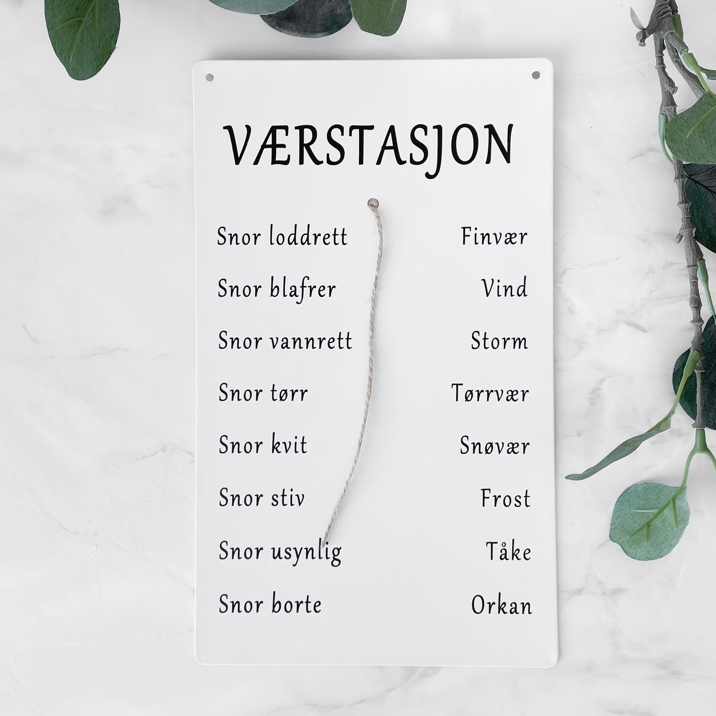 Skilt Værstasjon, hvit