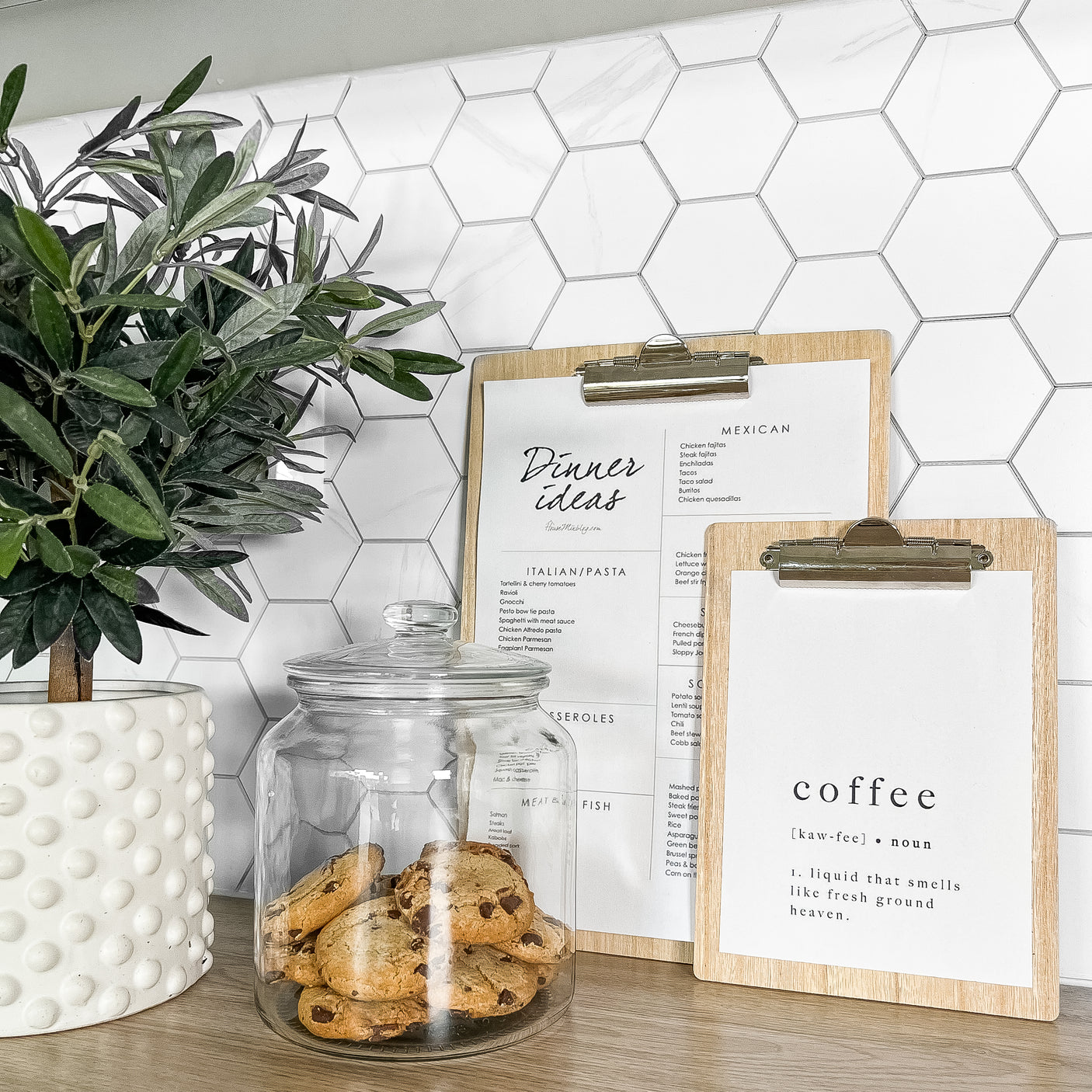 Nærbilde av selvklebende veggfliser i eksklusiv marmordesign.