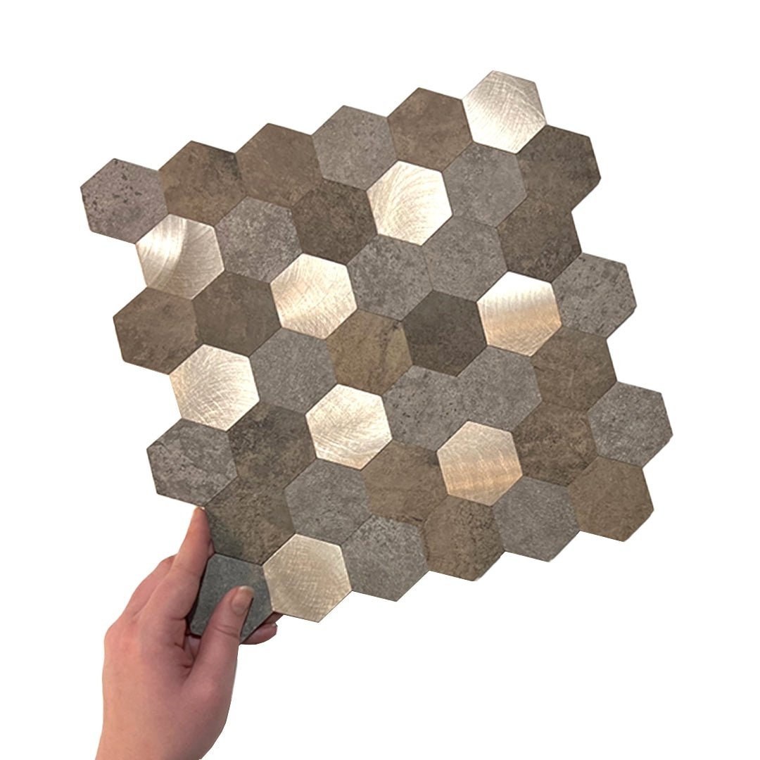 Perfekte kjøkkenfliser i bruntoner med stilrent mosaikkuttrykk.