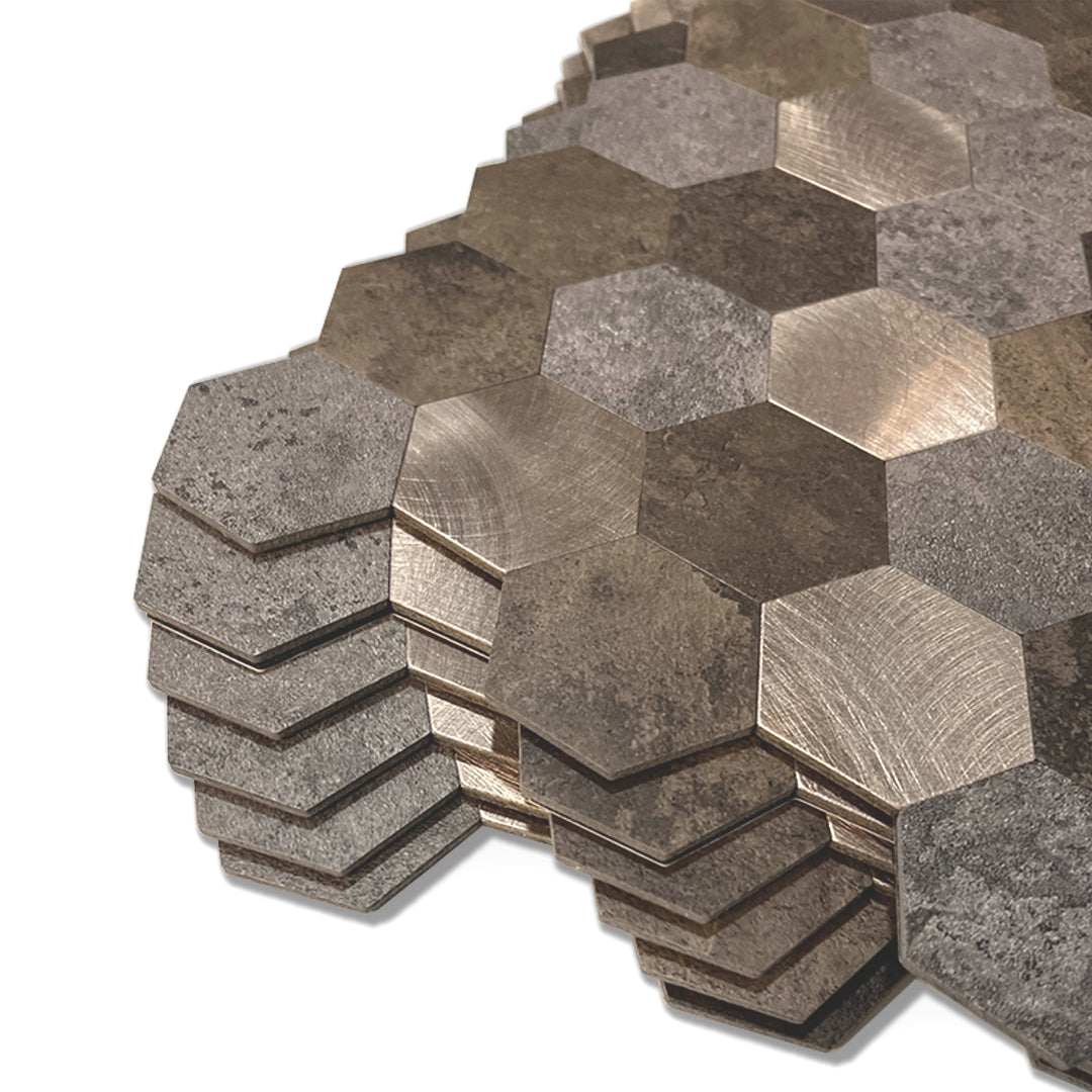 Fliseplate med små sekskanter i ulike nyanser av brunt og grått.