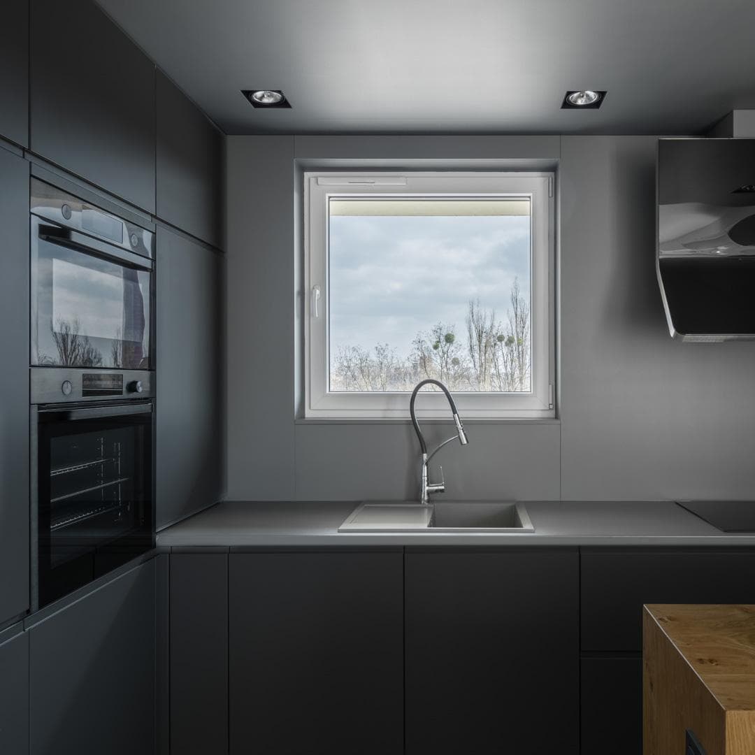 Premium antrasitt grå matt passer utmerket til å fornye kjøkkeninnredningen. Den gir et moderne og stilrent uttrykk.