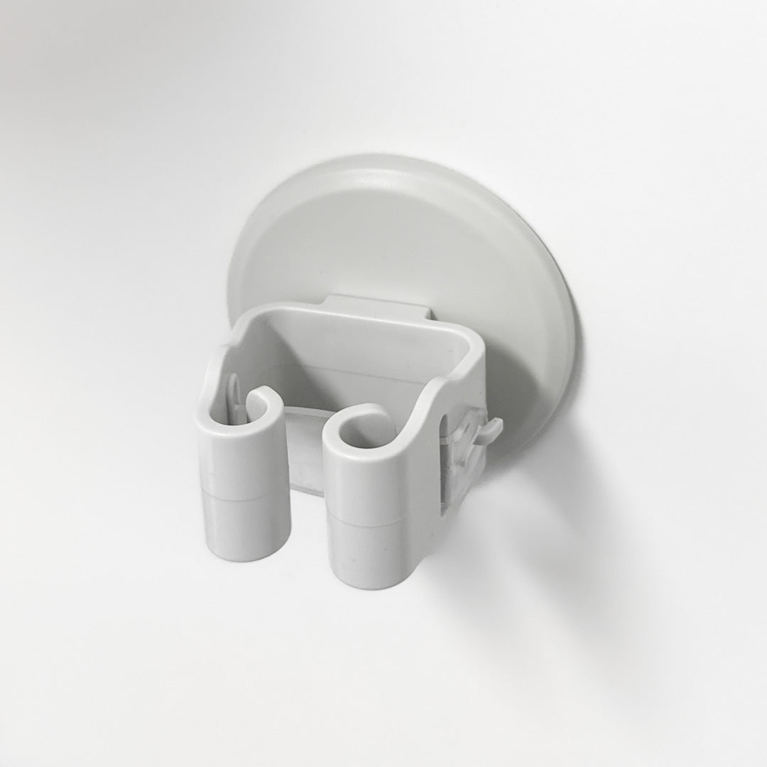 Sugekoppbasert moppeholder sett fra skrå vinkel montert på vegg.