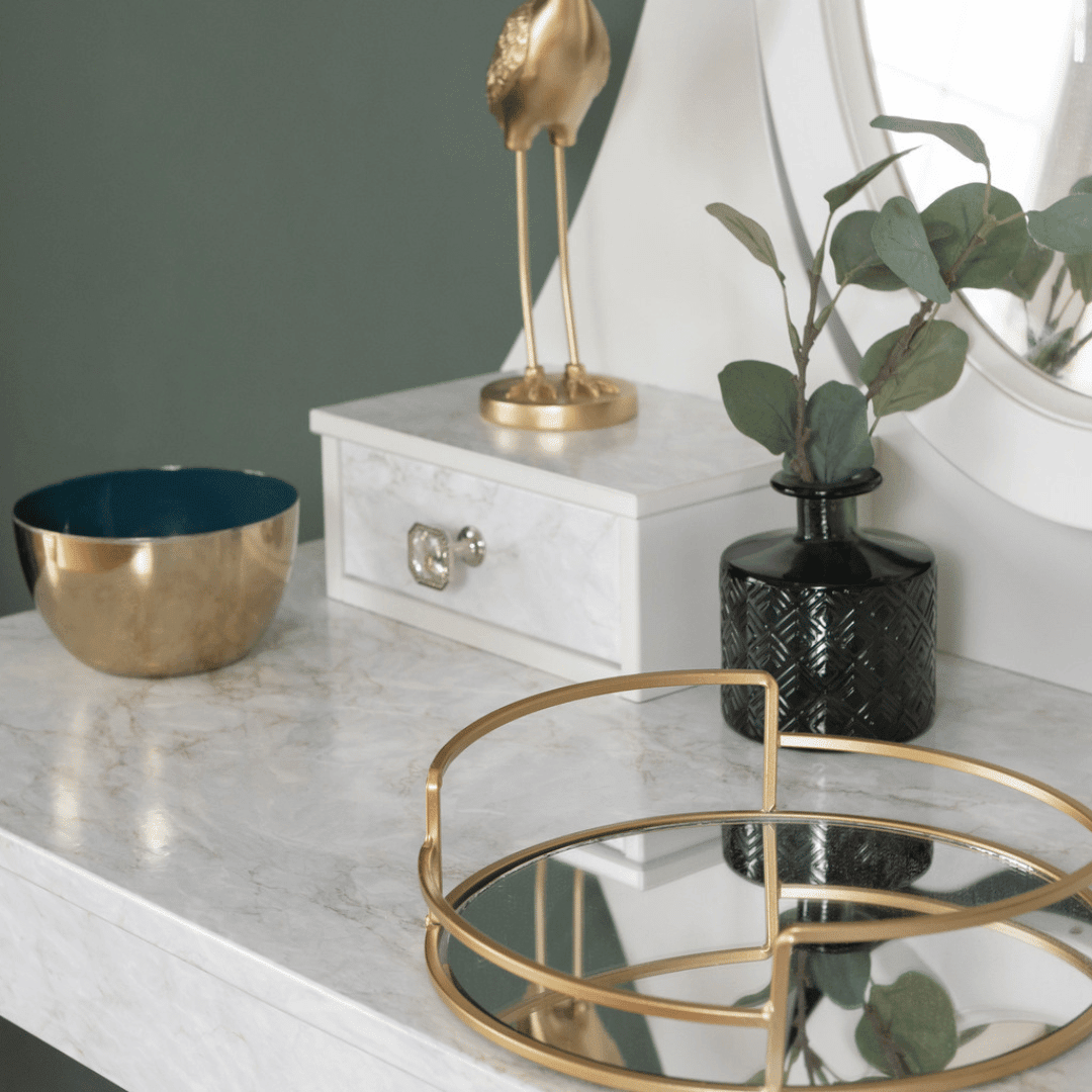 Nærbilde av Cortes marmor gold kontaktplast – hvit marmor med beige og gullfargede årer