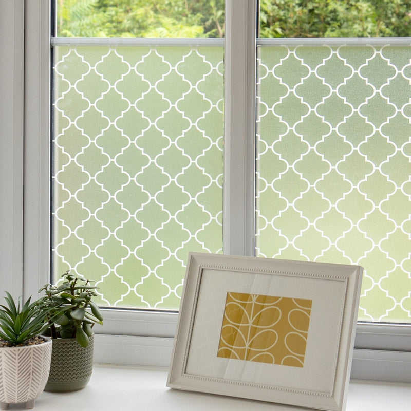 Onadi vindusfolie montert halvveis på vindu for dekor og personvern.