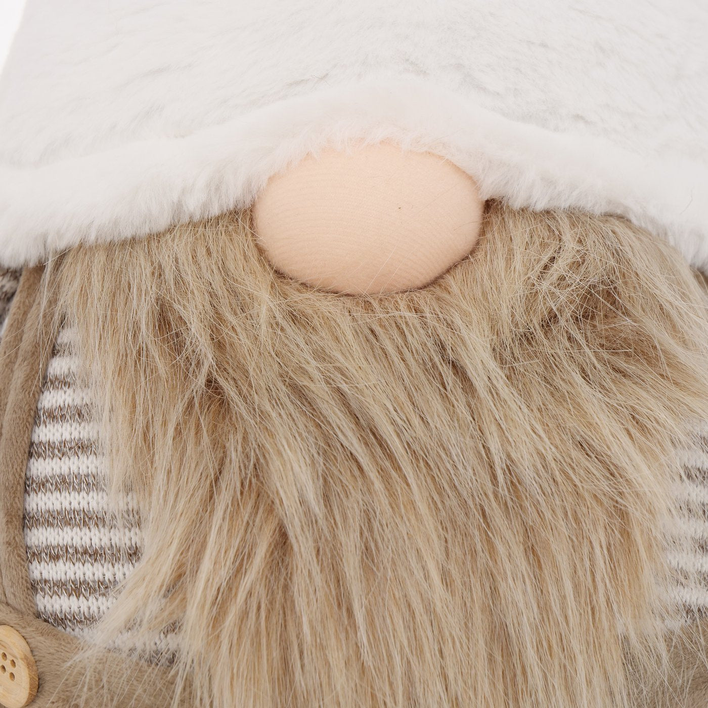 Nærbilde av nissens hvite hatt, runde nese og lange, lysebrune skjegg.