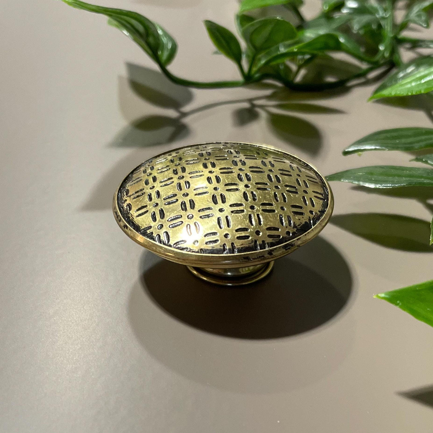 Metallknott i antikk bronse brukt som håndtak på skap og kommoder