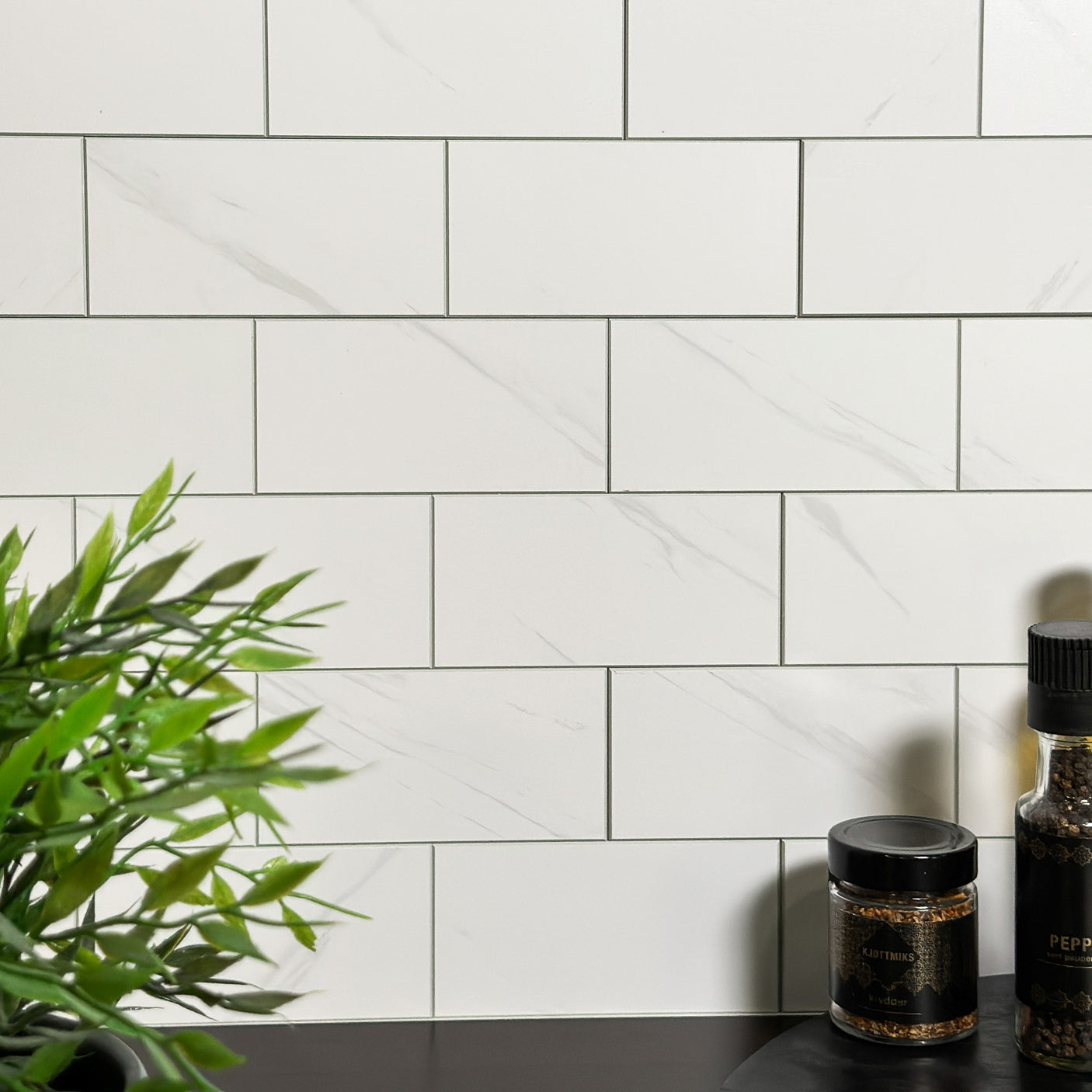 Stein Subway Marmor selvklebende veggfliser i klassisk hvit med grå marmorering.